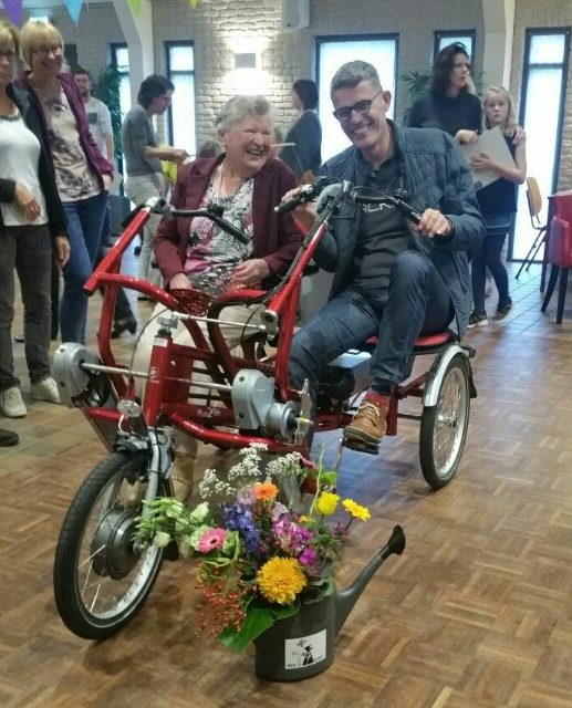 Boijl verwelkomt burgemeester, verwent ladies en bewondert nieuw café