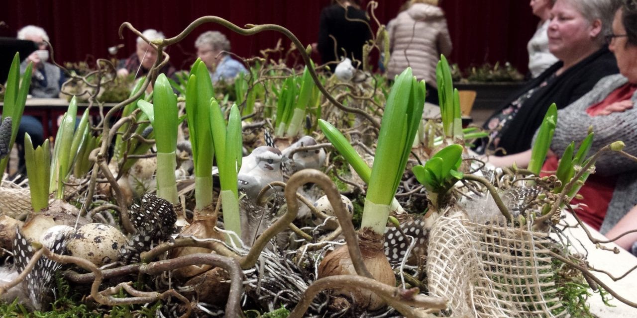 Maak ‘t mee-workshop paaskrans maken bleek gezellige middag